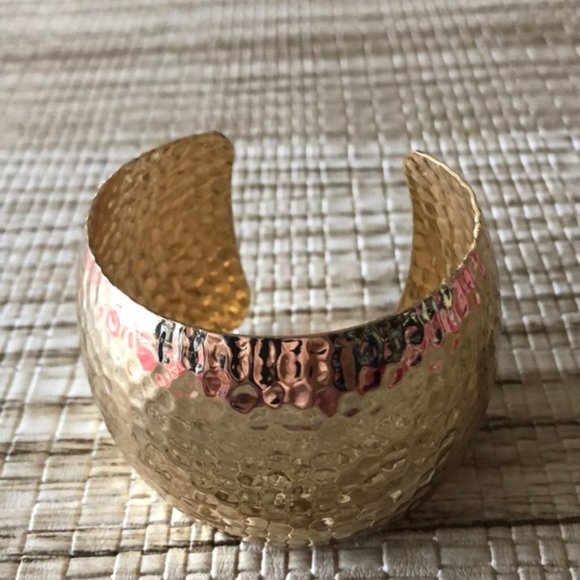 New Never used Gold tone bracelet - Picture 1 of 3